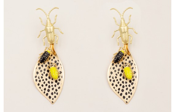 Pendientes perno insecto dorado mate, hoja piel ti