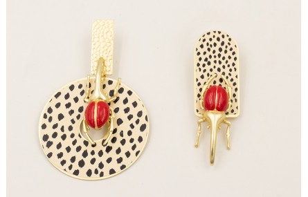 Pendientes escarabjo esmaltado rojo con piezas pie