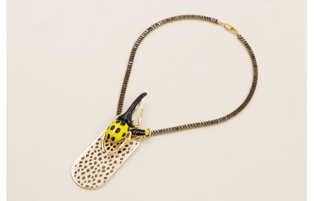 Collar esmaltado amarillo y negro con pieza pirl d