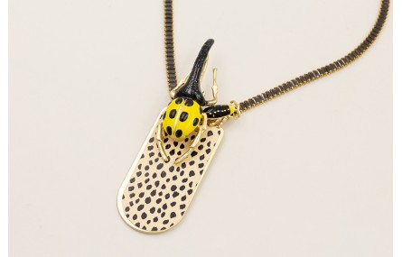 Collar esmaltado amarillo y negro con pieza pirl d