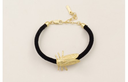 Pulsera con cigarra dorada mate y cordón retorcido