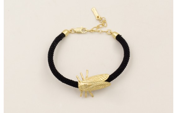 Pulsera con cigarra dorada mate y cordón retorcido