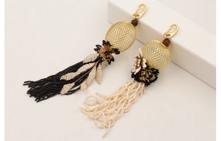 Llavero fleco abalorio negro con rama miyuki beige