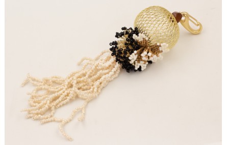 Llavero pieza rejilla ovalda con flor mouiki beige