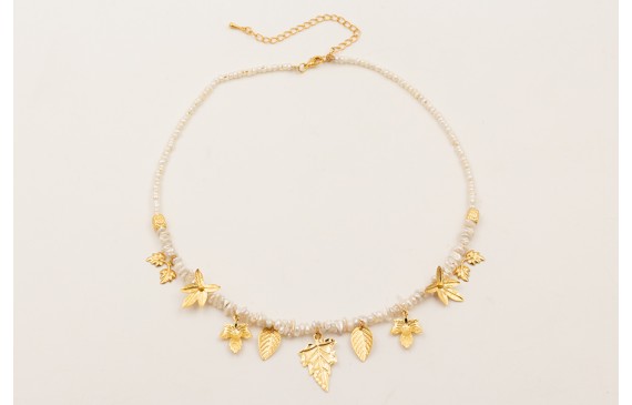 Collar con mini perlas, chips madre perla, hojas y