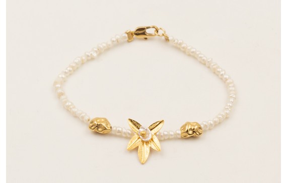 Pulsera mini perlas naturales con hoja 5 pétalos y