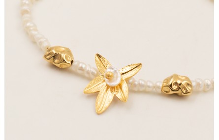 Pulsera mini perlas naturales con hoja 5 pétalos y