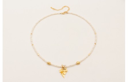 Collar con mini perlas naturales con hojas y pieza