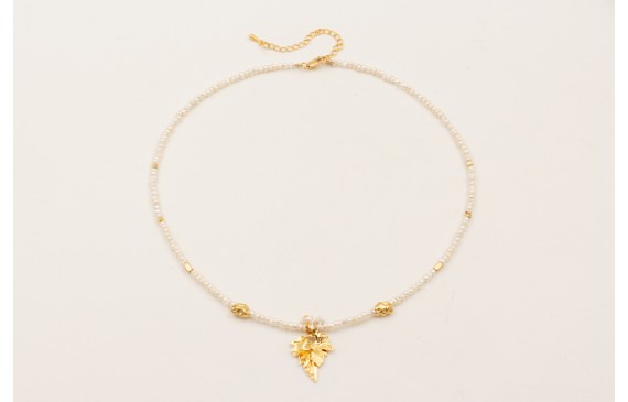 Collar con mini perlas naturales con hojas y pieza