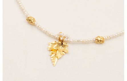 Collar con mini perlas naturales con hojas y pieza
