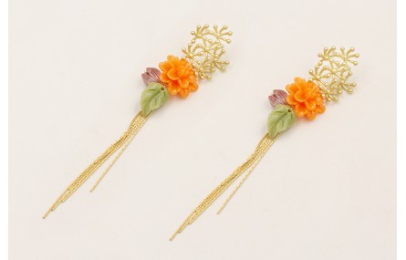 Pendientes estrellas coral dorado mate con flores,