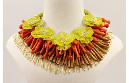 Collar tripe con tiras tallos de coral, palo coral