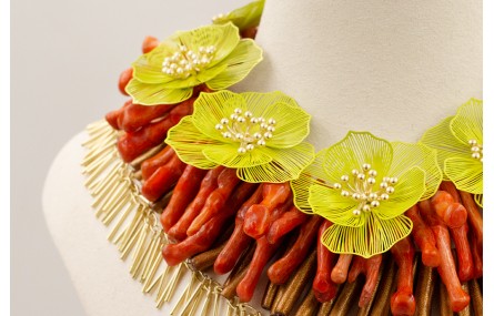 Collar tripe con tiras tallos de coral, palo coral