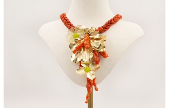 Collar cordón color oxido trenzado con flores dora