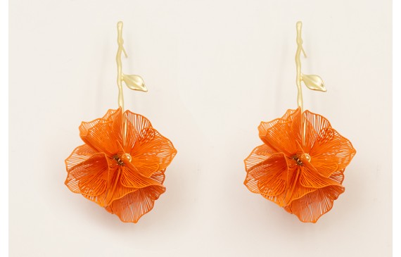 Pendientes rama con hoja dorada mate y bola de cas