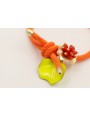 Pulsera goma naranja con petalo esmaltado lima, fa