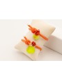 Pulsera goma naranja con petalo esmaltado lima, fa