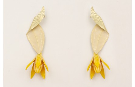 Pendientes hoja doblada esmalte beige colgante flo