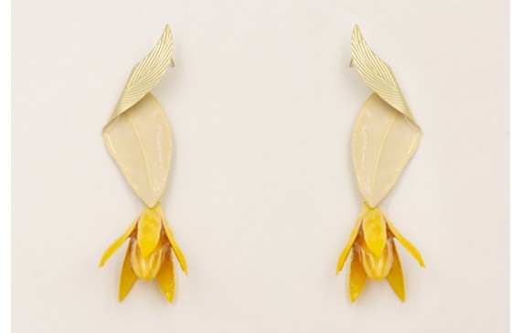 Pendientes hoja doblada esmalte beige colgante flo