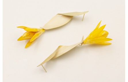 Pendientes hoja doblada esmalte beige colgante flo