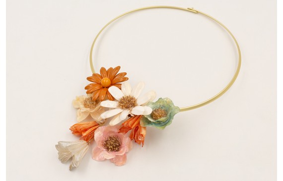 Collar lamina dorada mate rigida con flores natura