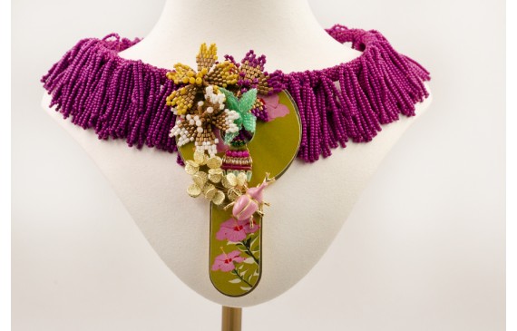 Collar lamina forrada de abalorio purpura con colg