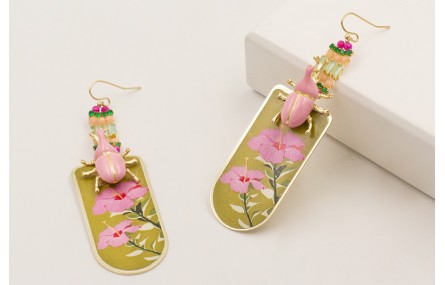 Pendientes gancho sencillo con escarabajo rosa, pi