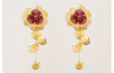 Pendientes flor grande dorada con flor color carde