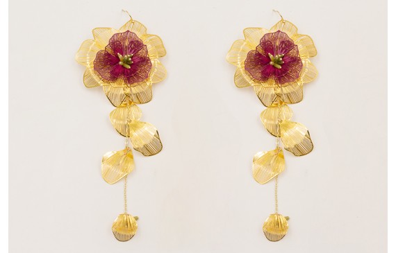 Pendientes flor grande dorada con flor color carde