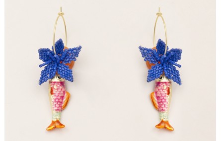 Pendiente aro mediano con pez esmaltado rosa, nara