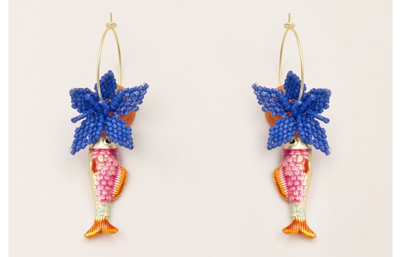 Pendiente aro mediano con pez esmaltado rosa, nara