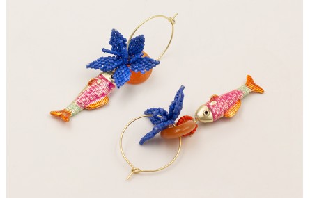 Pendiente aro mediano con pez esmaltado rosa, nara