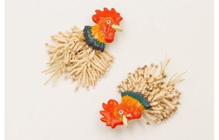 Pendientes gallo esmaltado con flecos abalorio bei