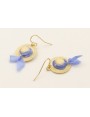 Pendientes sombrero dorado mate con cinta seda azu