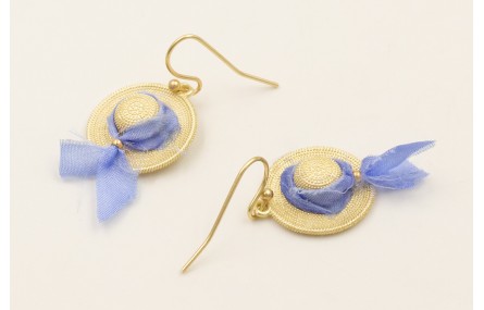 Pendientes sombrero dorado mate con cinta seda azu