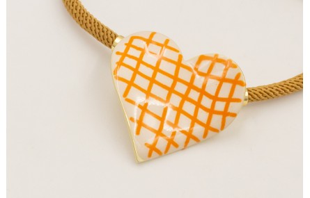 Pulsera cordón preparado color mostaza con corazón