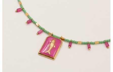 Collar bolitas piedra verde opaco con colgante pez