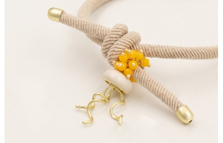 Pulsera goma color beige con burruño facetadas ama