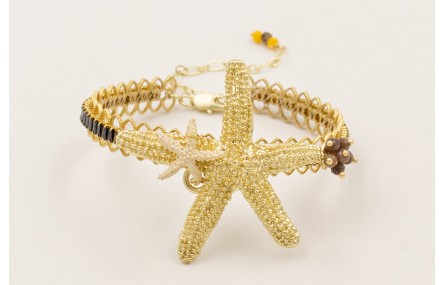 Pulsera rigida labra dorada mate con estrella gran