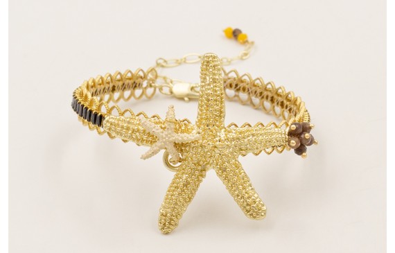 Pulsera rigida labra dorada mate con estrella gran