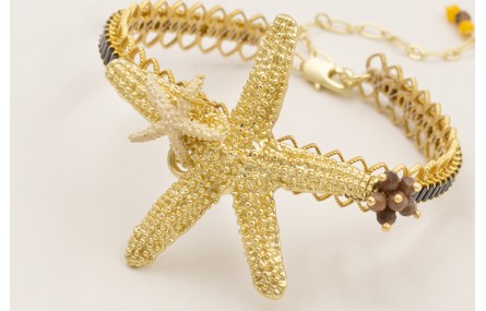 Pulsera rigida labra dorada mate con estrella gran