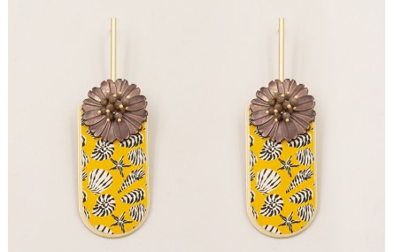 Pendientes listón dorado mate, flor labrada nacar 