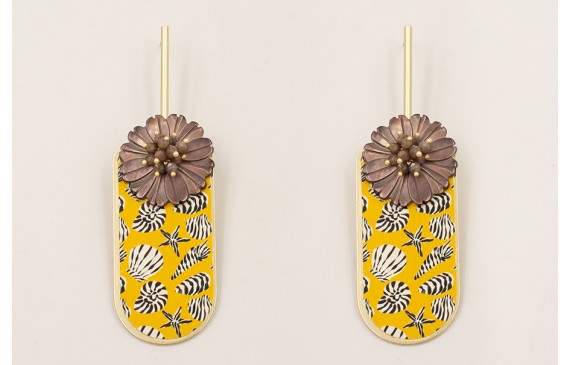 Pendientes listón dorado mate, flor labrada nacar 