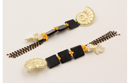 Pendientes perno caracola con cuadrados madreperla