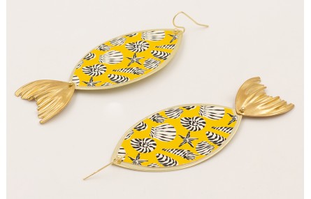 Pendientes pieza ovalada conchas con fonde amarill
