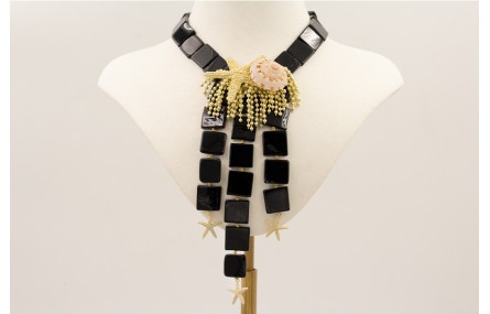 Collar cuadrados madreperla teñida en negro con es