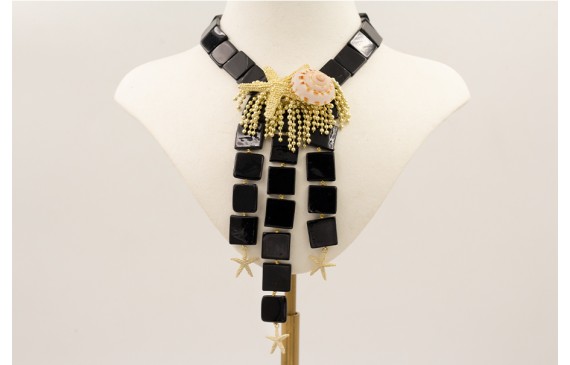 Collar cuadrados madreperla teñida en negro con es