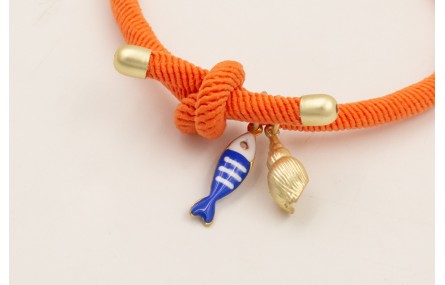 Pulsera cordón elastico naranja con pez esmaltado 