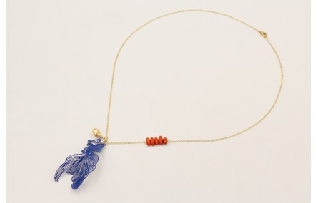 Collar pez tropical azulón, caracola dorada mate, 