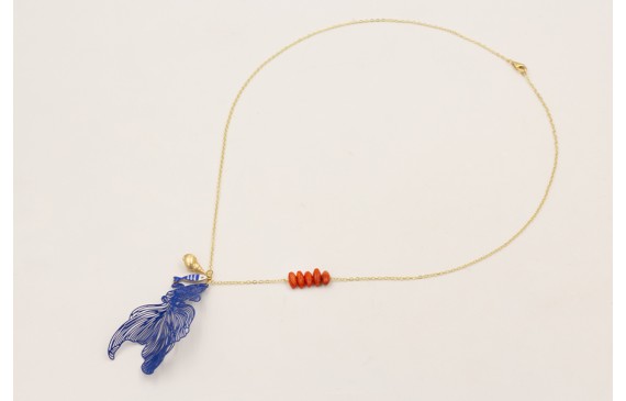 Collar pez tropical azulón, caracola dorada mate, 